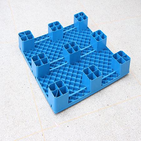 flat top ground plastic pallet.JPG
