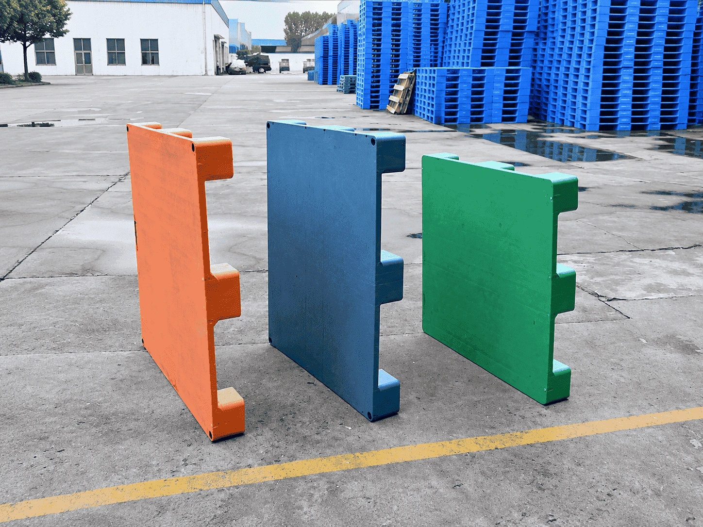 orange-blue-green-printing-plastic-pallet-side-profile-outdoor orange-blue-green-printing-plastic-pallet-side-profile-outdoor